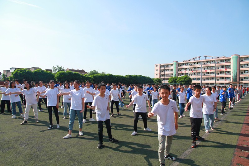 壯觀！三千多學(xué)生在江安中學(xué)運動場比賽打太極